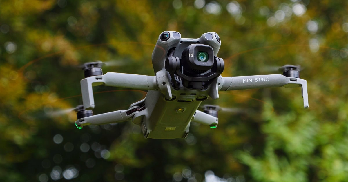 DJI Mini 5 Pro dron u letu